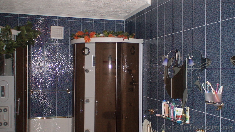 Плиточник укладывает плитку - <ro>Изображение</ro><ru>Изображение</ru> #1, <ru>Объявление</ru> #881493