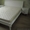 Белая деревянная кровать