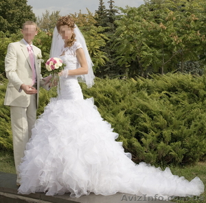 Свадебное платье со шлейфом. Торг уместен - <ro>Изображение</ro><ru>Изображение</ru> #4, <ru>Объявление</ru> #590171