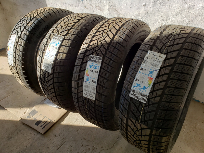 Шины зимние Goodyear Ultra Grip Performance 255 / 55 R18 - <ro>Изображение</ro><ru>Изображение</ru> #3, <ru>Объявление</ru> #1691254